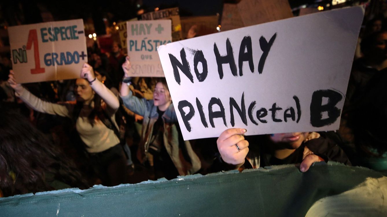 Foto: Personas se manifiestan en Chile contra el cambio climático