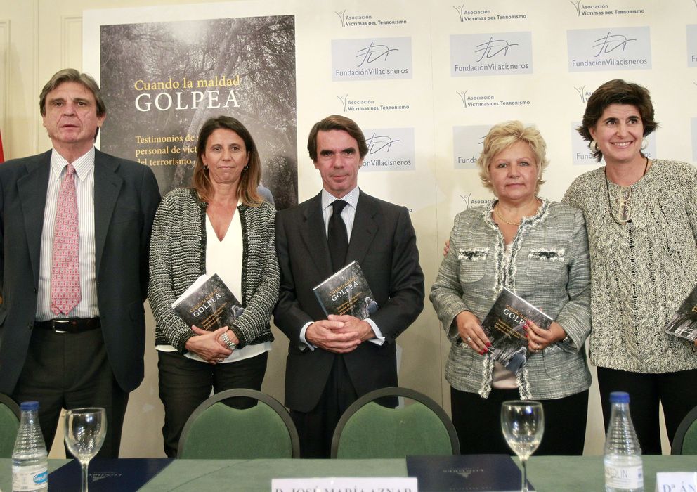Foto: El expresidente del Gobierno José María Aznar (c) ha presentado el libro de testimonios de víctimas del terrorismo 'Cuando la maldad golpea'. (EFE)