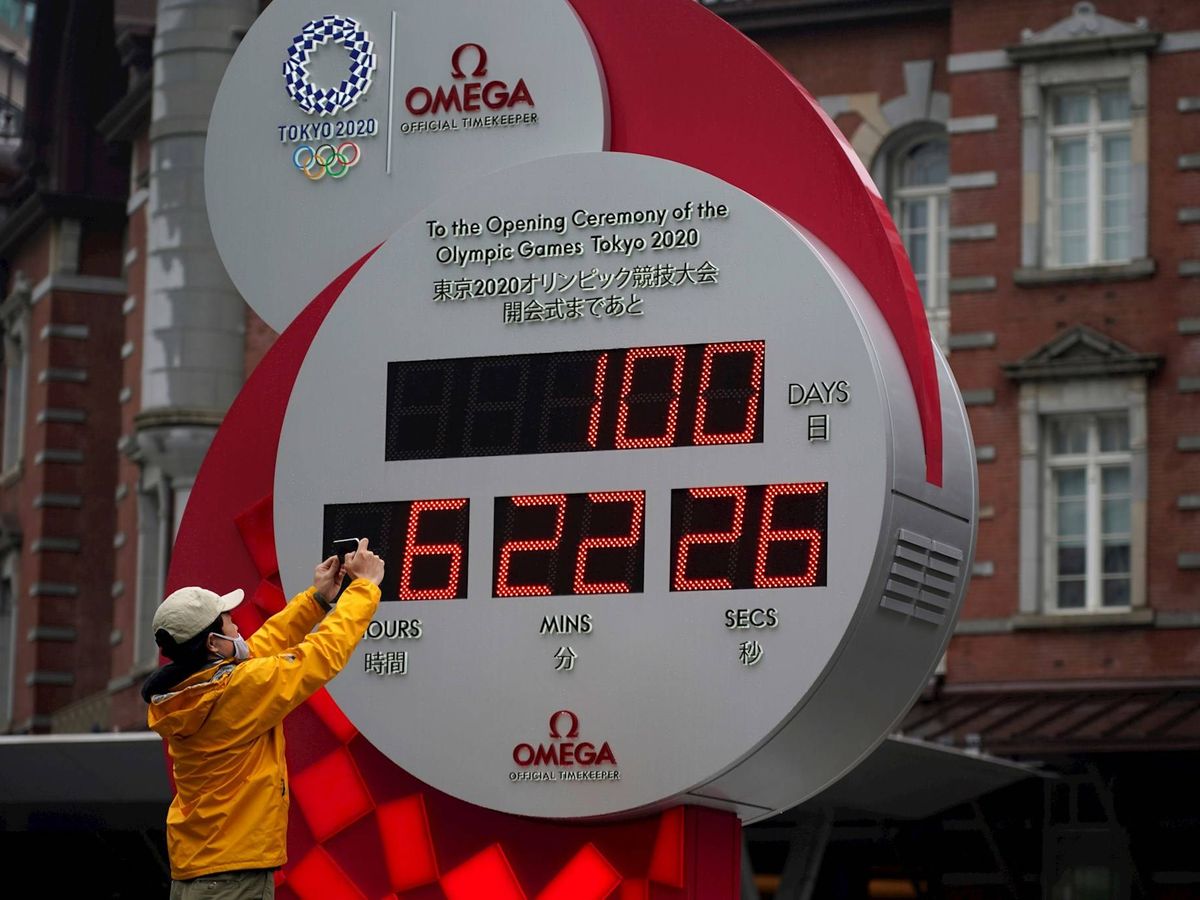 Foto: Un hombre hace una foto a un reloj con la cuenta atrás, de 100 días este miércoles, para el comienzo de los Juegos Olímpicos en Tokio. (EFE)