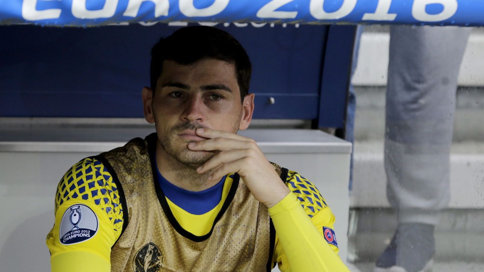 Foto: Iker Casillas, en el banquillo del estadio de Toulouse. (EFE)