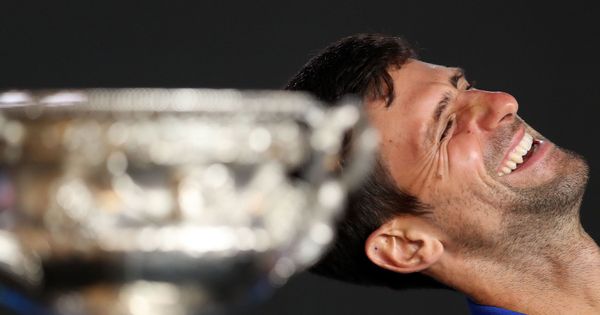 Foto: Djokovic ríe tras la consecución del Abierto de Australia. (Reuters) 