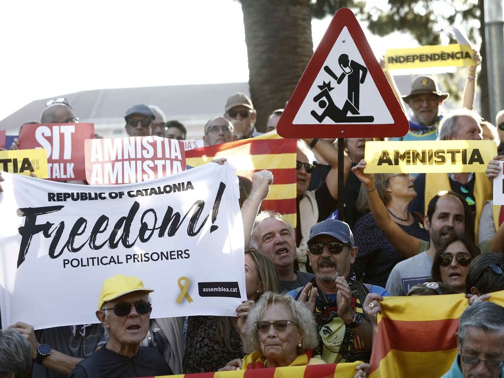 Foto: Miles de personas se manifiestan en Barcelona contra la sentencia del 'procés'. (EFE)
