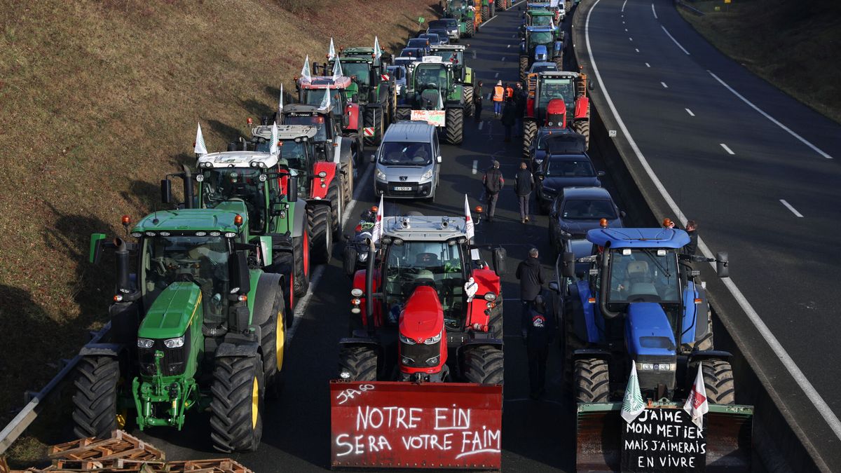 Comienza el "asedio" de París: los agricultores bloquean las arterias de la capital francesa
