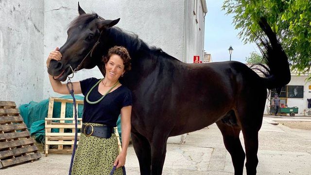 Cristina Osorio posa con un caballo de carreras. (Cortesía)