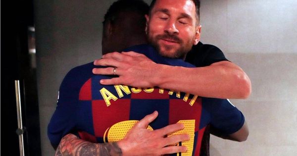 Foto: Messi abraza a Ansu Fati tras el debut del guineano con el Barcelona. (Foto vía instagram Messi)