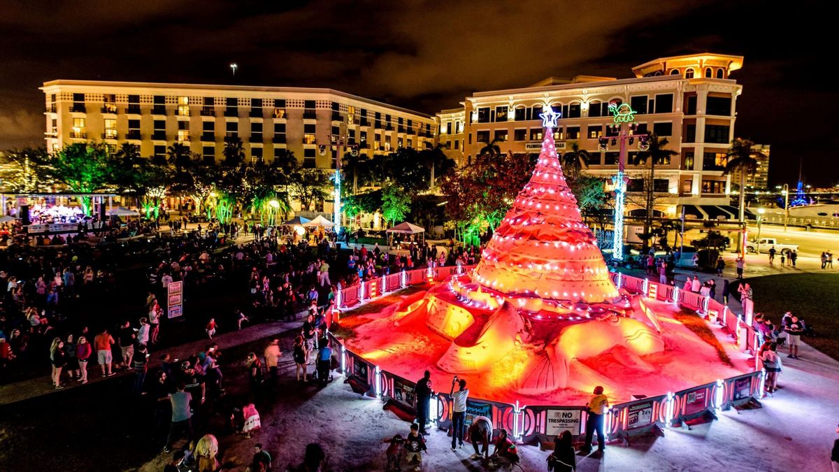 Florida cuenta con un árbol de Navidad de arena que supera los diez metros de altura