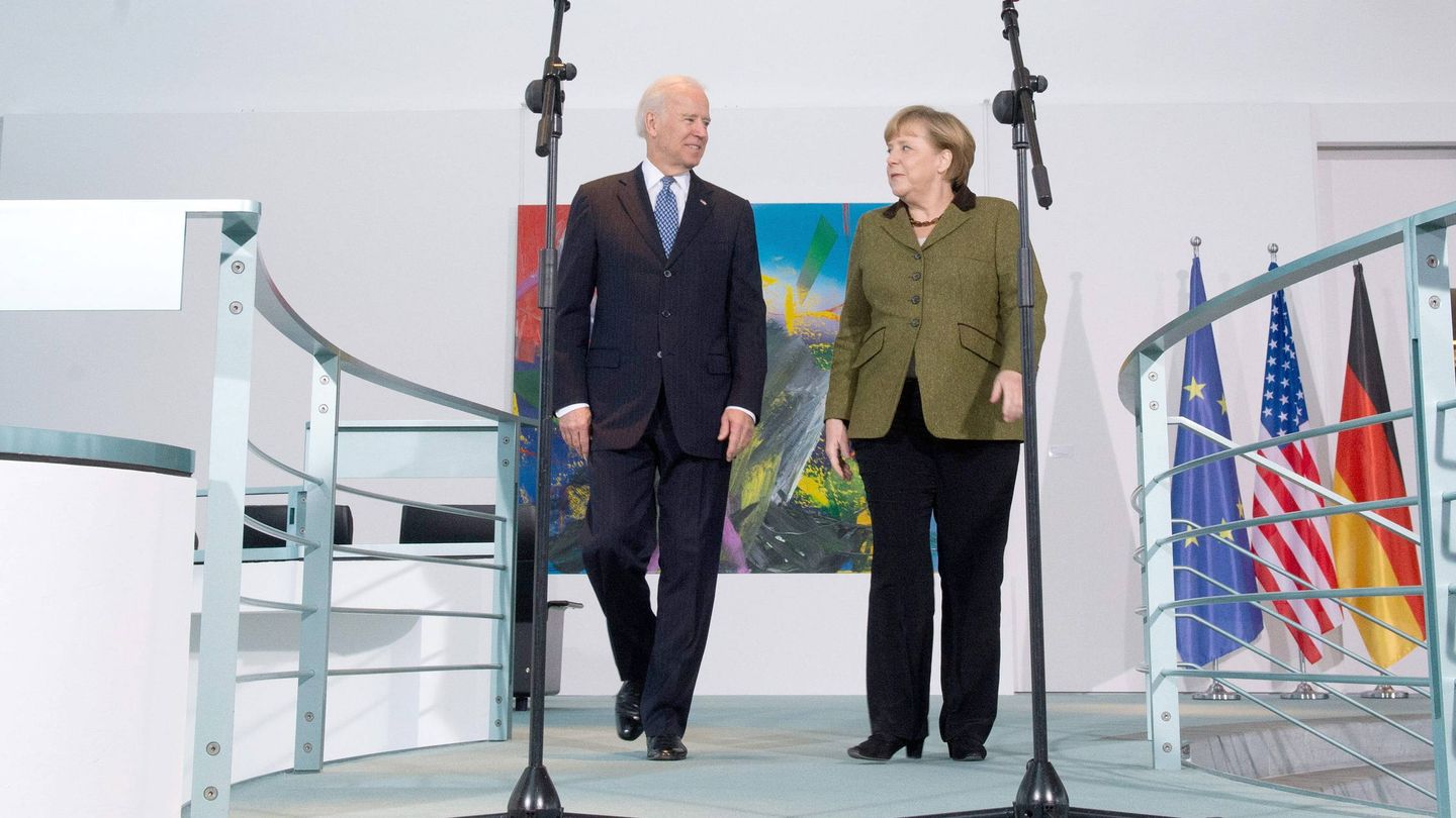 Biden junto a la canciller alemana durante su etapa como vicepresidente de Estados Unidos. (Reuters)