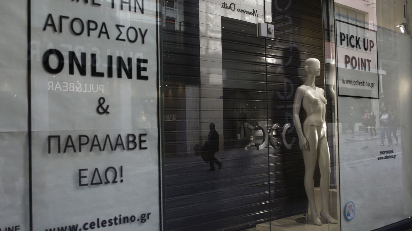 Una tienda de ropa cerrada por las medidas de confinamiento promociona la venta 'online'. (EFE)
