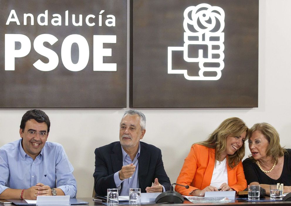 Foto: La presidenta de la Junta, Susana Díaz (2d), junto a su antecesor en el cargo, José Antonio Griñán (2i), y Mario Jiménez. (EFE)