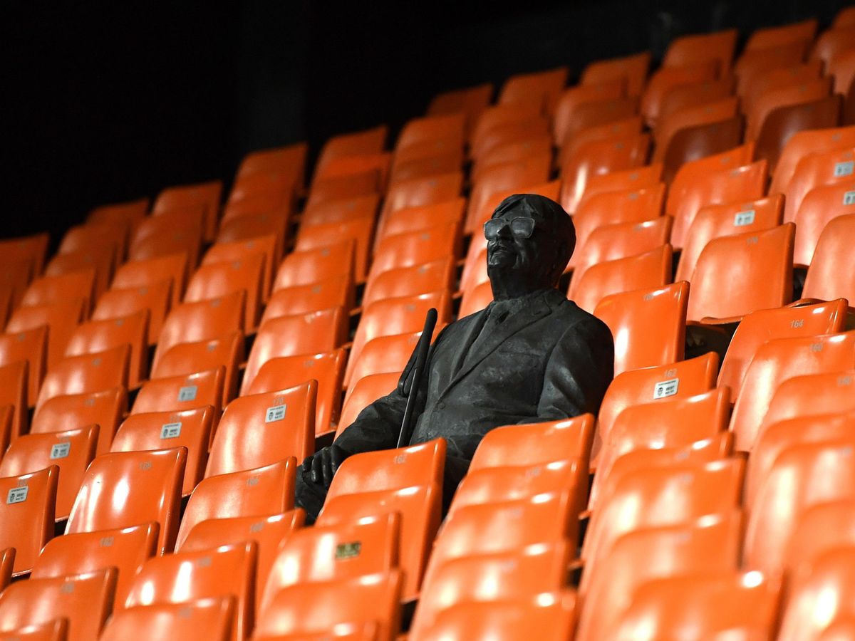 Foto: Una estatua representa a los fans en un estadio vacío de un partido de la UEFA Champions League. (Reuters)