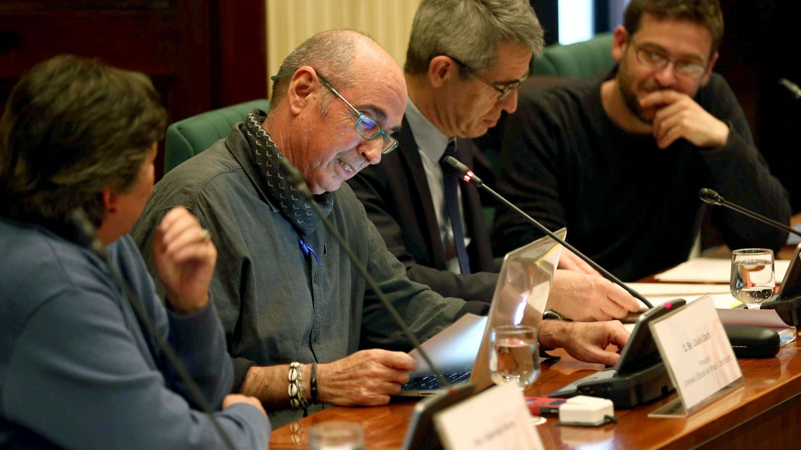 Foto: Lluís Llach (2i), nombrado nuevo presidente de la comisión de estudio del proceso constituyente. (EFE)