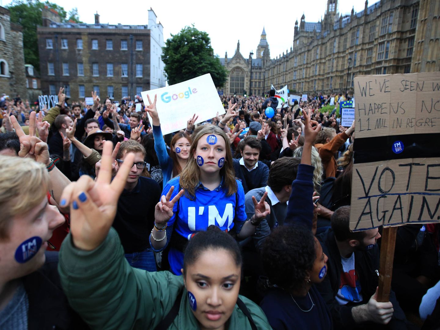 Manifestantes protestan contra el Brexit ante el Parlamento británico, en Londres, el 28 de junio de 2016 (Reuters). 