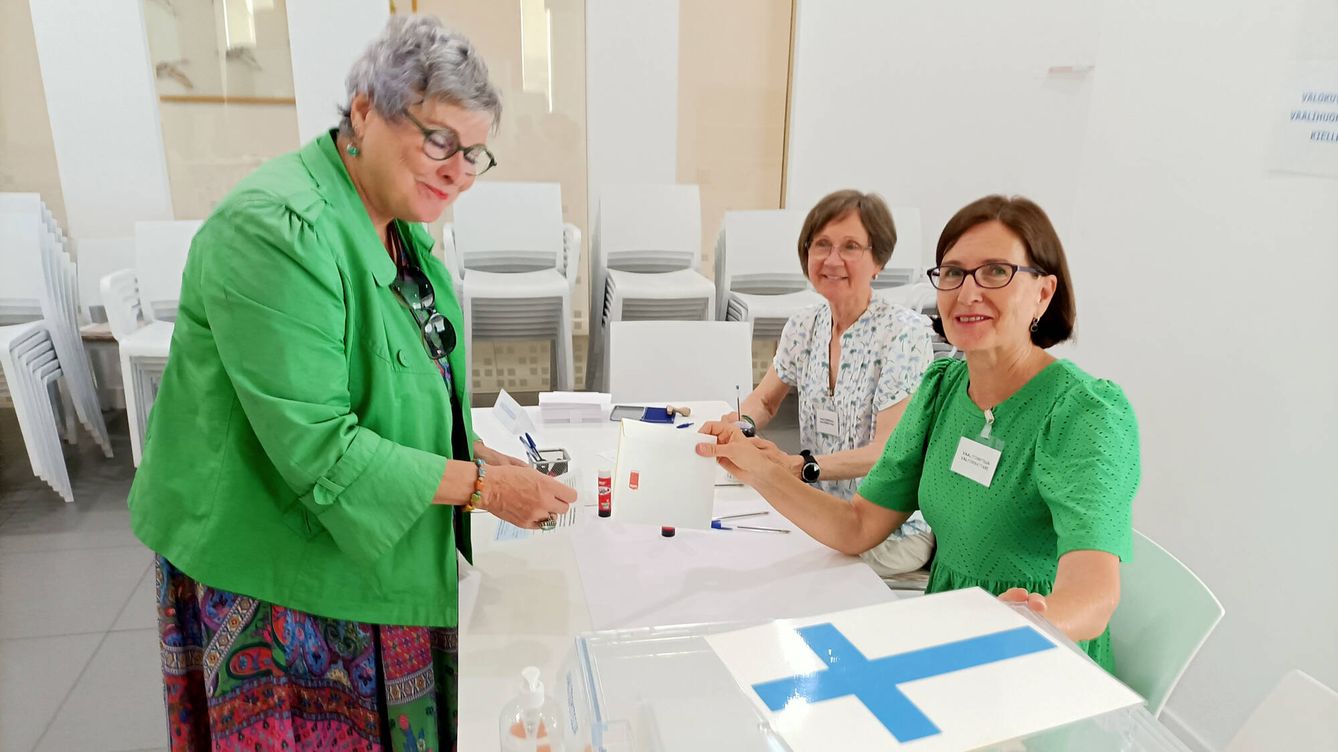 Foto: Una residente finlandesa votando en el colegio electoral que se habilitó en la iglesia evangelista luterana de Fuengirola. (P.D.A.)