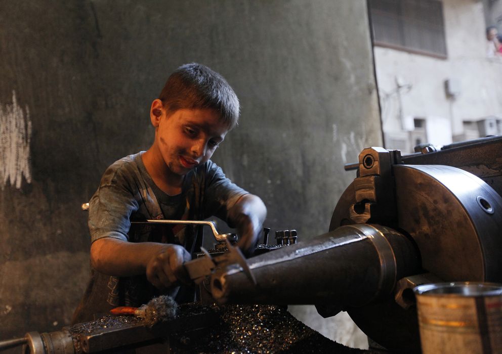 Foto: Un niño de 10 años trabaja en una fábrica de armas en Aleppo, Siria. (Reuters).
