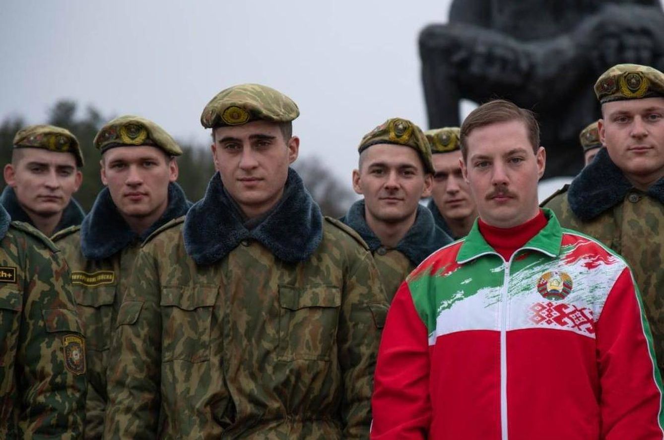 Albert Santin posa junto a soldados del ejército bielorruso. (Twitter)