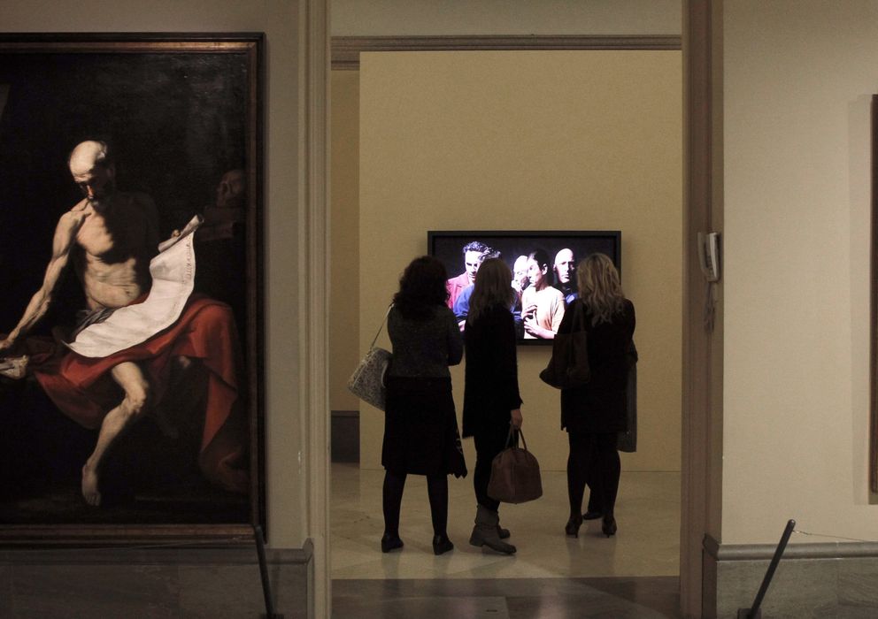 Foto: Varias personas observan 'El quinteto de los silenciosos', de Bill Viola en la Real Academia de Bellas Artes. (EFE)