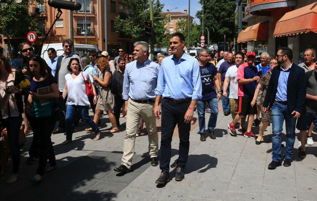 David Lucas, a la izquierda, con el secretario general del PSOE, Pedro Sánchez. (EFE)