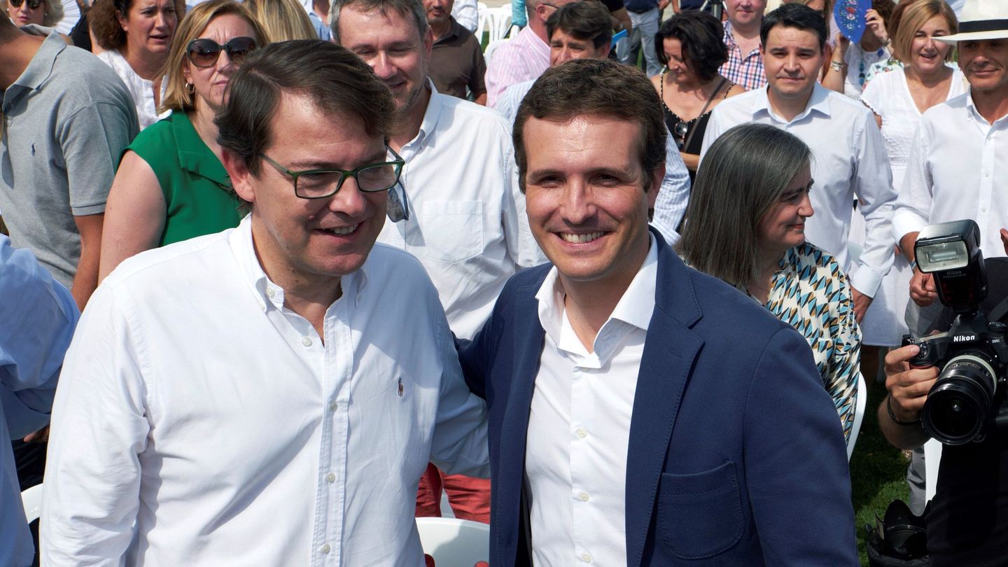 El presidente del Partido Popular, Pablo Casado (d), y Alfonso Fernández Mañueco (i). Foto: EFE