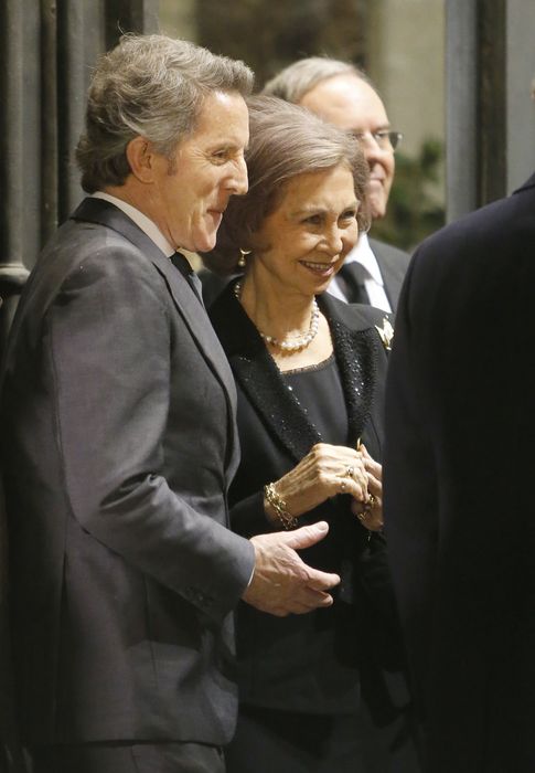 Foto: Doña Sofía conversando con Alfonso Díez durante la misa funeral de la duquesa de Alba (Gtres)