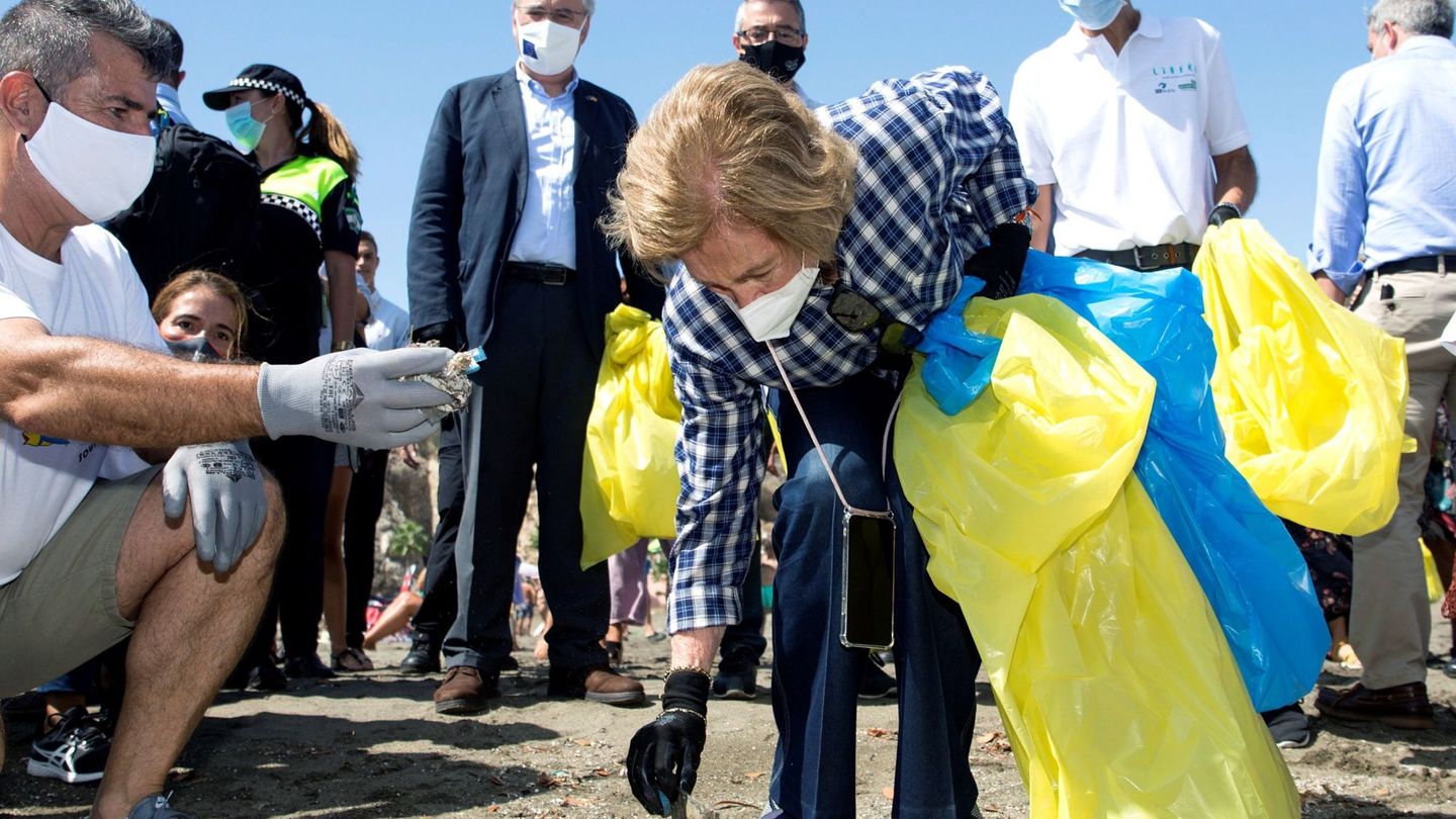 La reina Sofía limpiando la playa. (EFE)