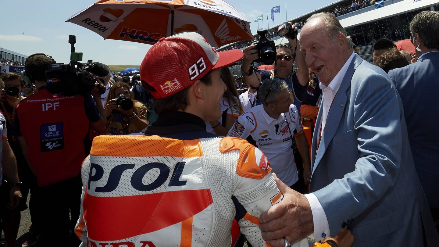 El Rey Juan Carlos saludando a Marc Márquez en el Gran Premio de Jerez. (Cordon Press)