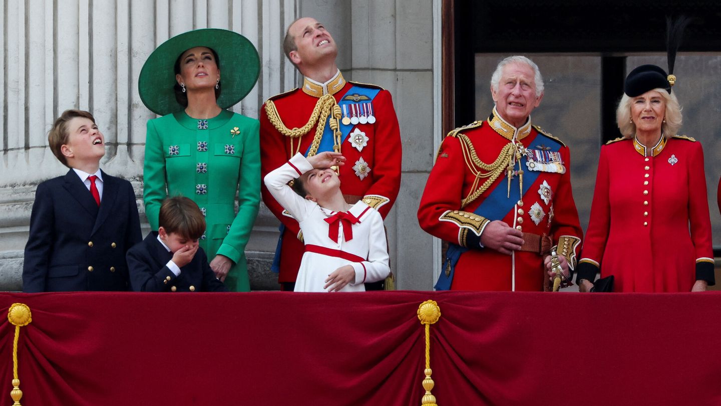 Carlos y Camila, junto a los príncipes de Gales y sus hijos, en el 'Trooping the colour' del año pasado. (Reuters)