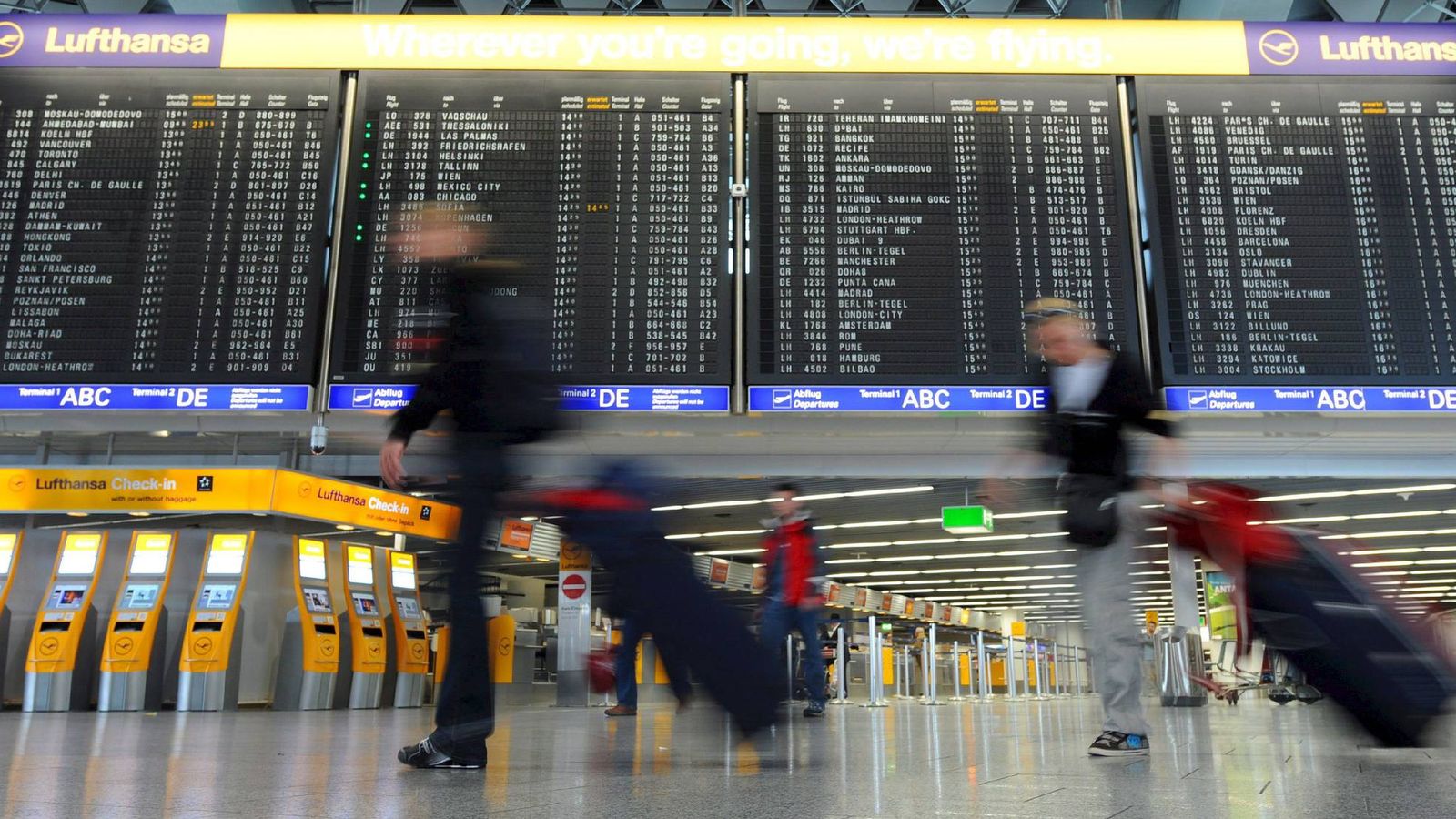 Foto: Pasajeros caminan frente a un tablero electrónico en el aeropuerto de Fráncfort. (EFE)