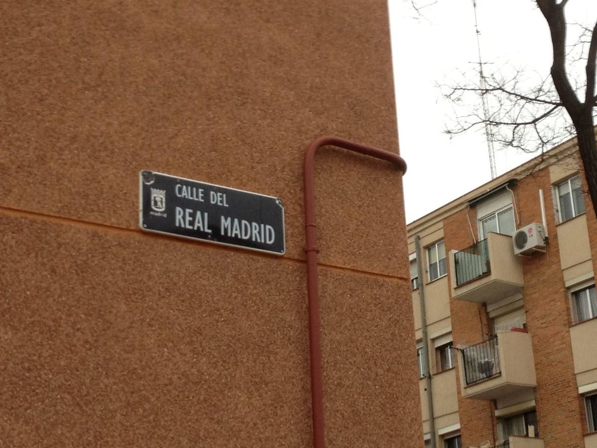 Foto: Placa de la Calle Real Madrid, en Madrid. (Gonzalo Mazarrasa)