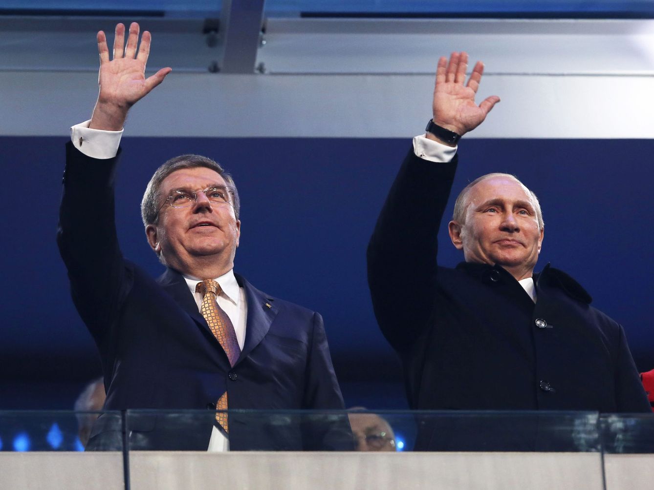 Thomas Bach (izq.), presidente del COI, y Vladimir Putin (der.), presidente de Rusia (Barbara Walton/EFE/EPA)