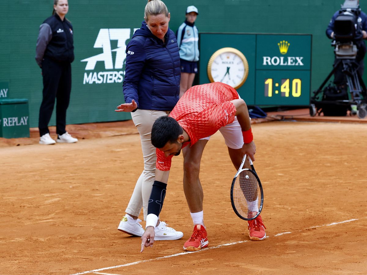 Foto: Novak Djokovic protesta un punto a la juez de silla. (Reuters/Eric Gaillard).