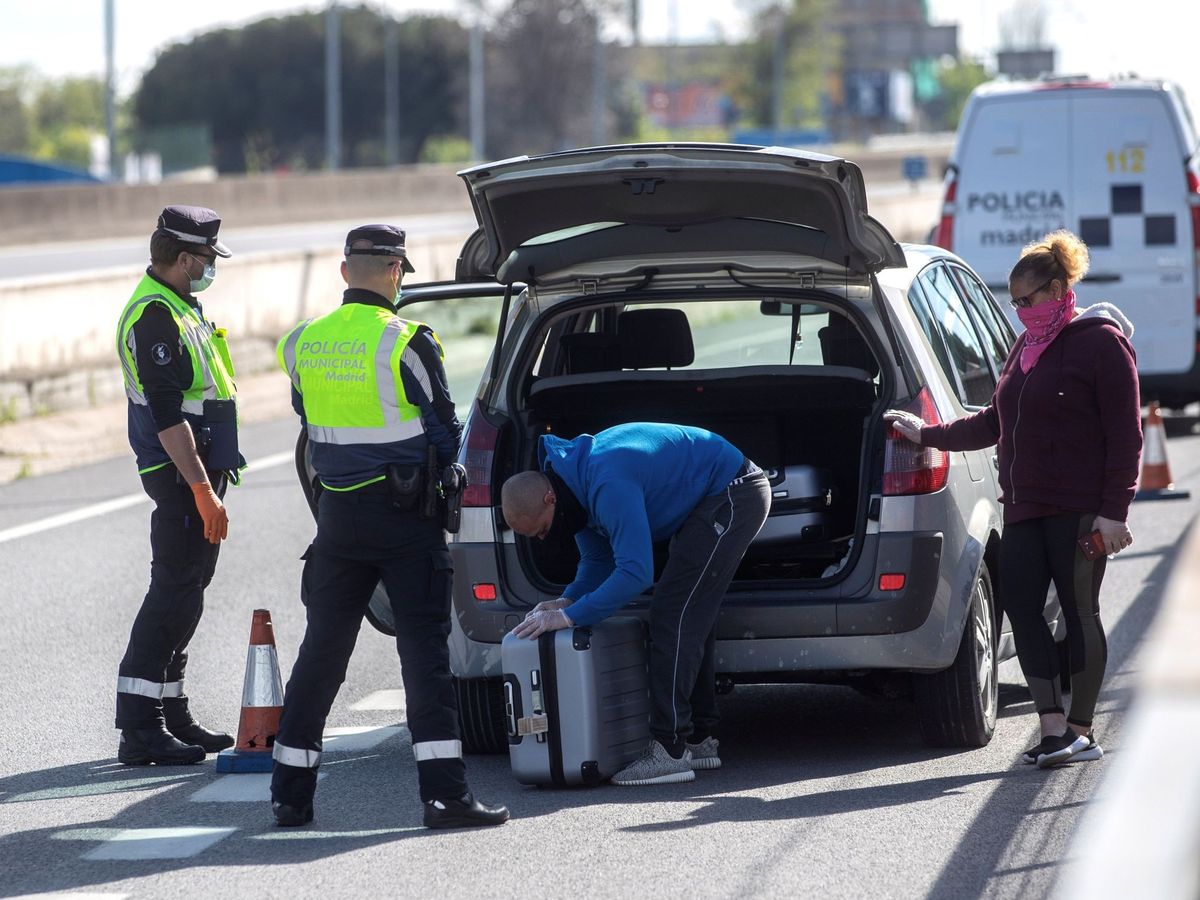 Foto: Miembros de la policía municipal de Madrid realizan un control de carretera. (EFE)
