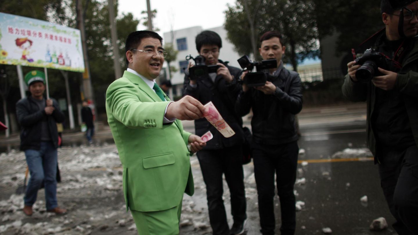 Chen Guangbiao regala dinero durante un evento en Nanjing (Reuters).