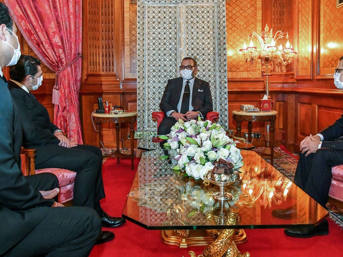Foto: El rey Mohamed VI de Marruecos (c) presidiendo una ceremonia en Palacio. (EFE)