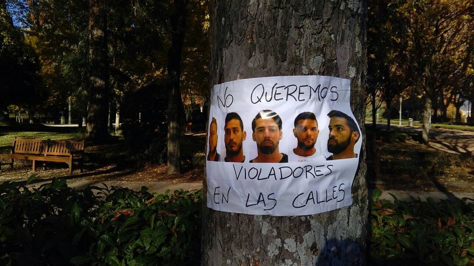 Foto: Cartel en Pamplona con los rostros de los cinco integrantes de La Manada junto al lema "No queremos violadores en las calles". (EC)