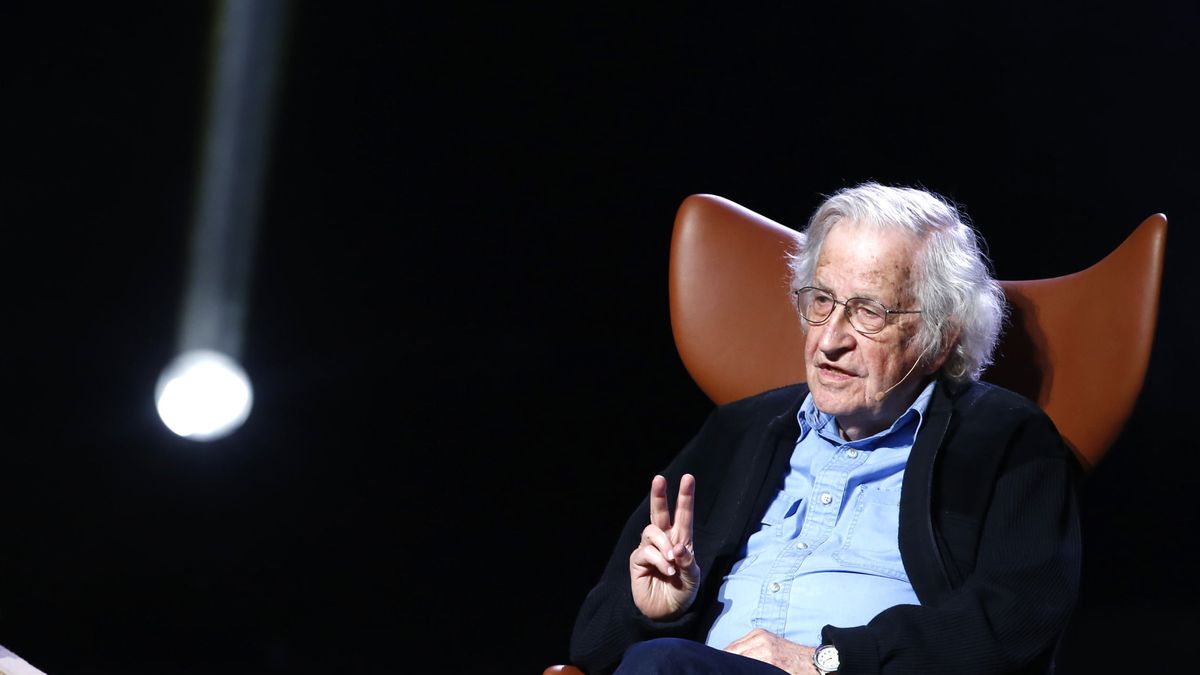 Chomsky y otras voces internacionales piden la libertad para presos en un vídeo