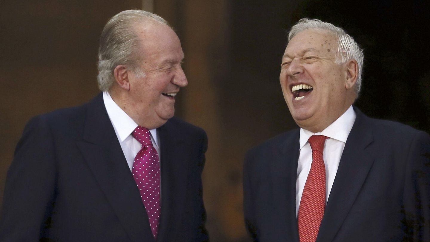 El rey Juan Carlos bromea con García-Margallo. (EFE)