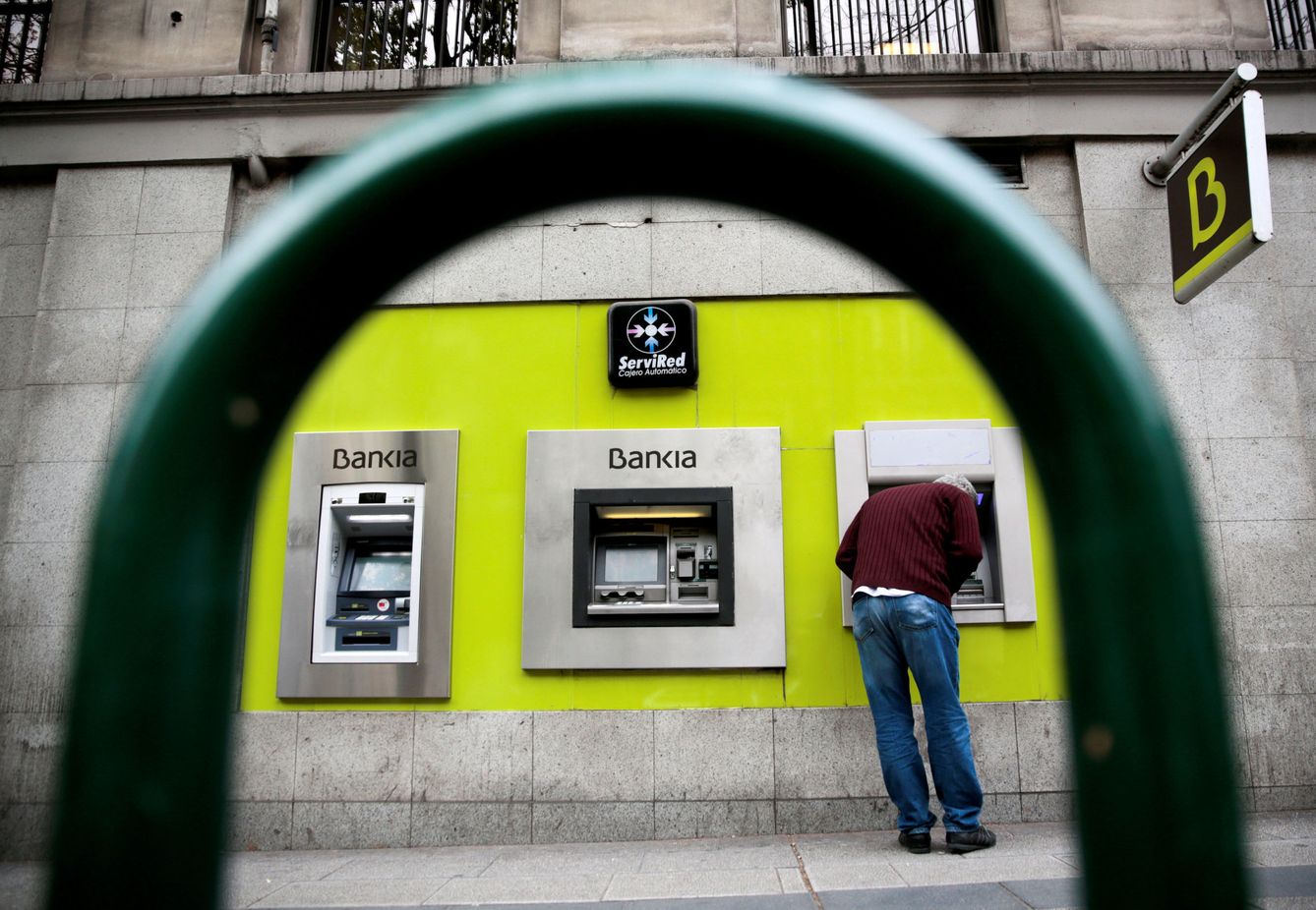Un cajero en una oficina de Bankia en Madrid. (Reuters)