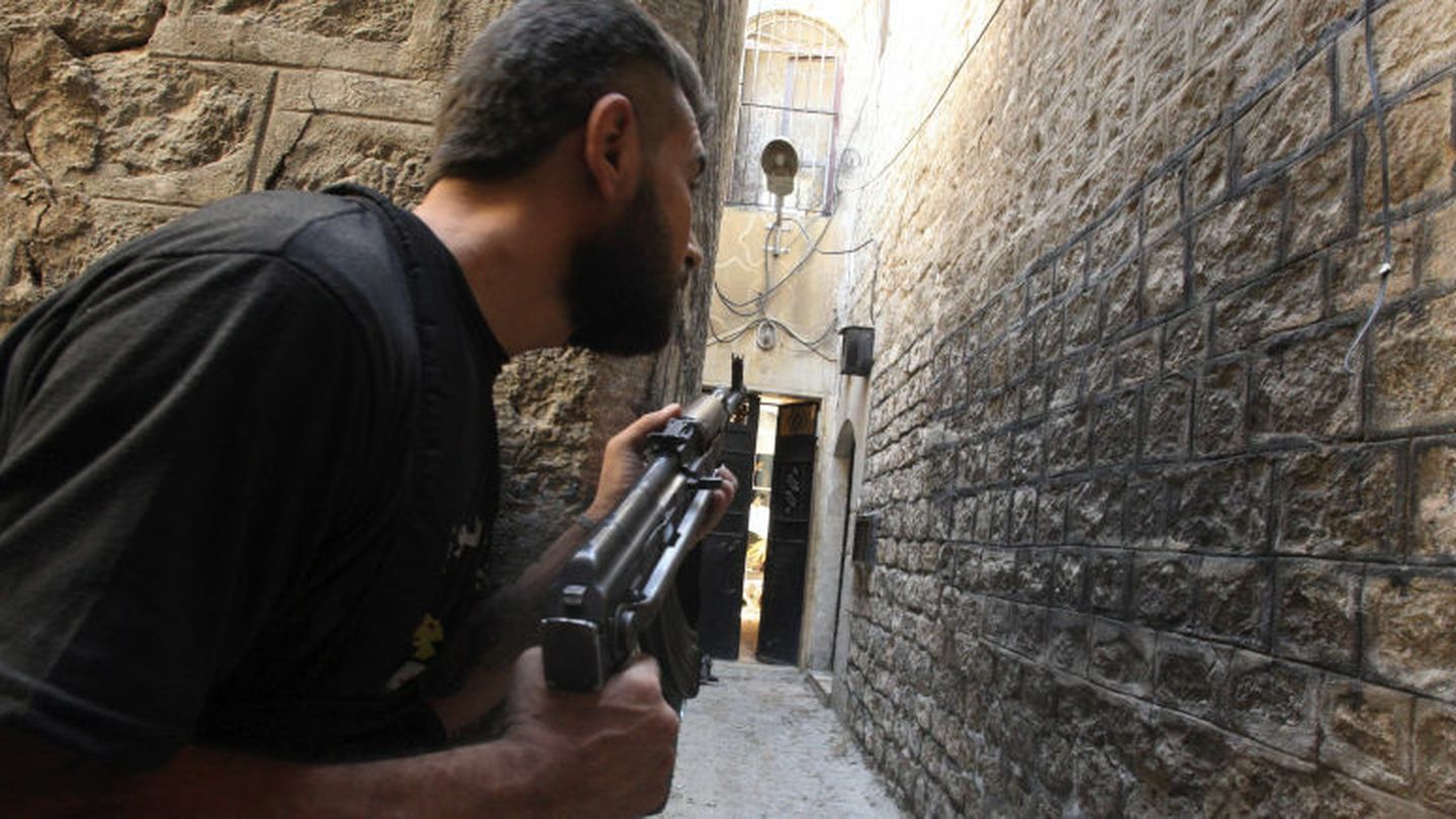 Un combatiente del Ejército de Liberación Sirio (ELS) en un callejón de la Ciudad Vieja de Alepo (Reuters)