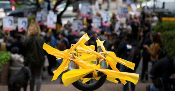 Foto: Lazos amarillos en las calles de Barcelona. (EFE)