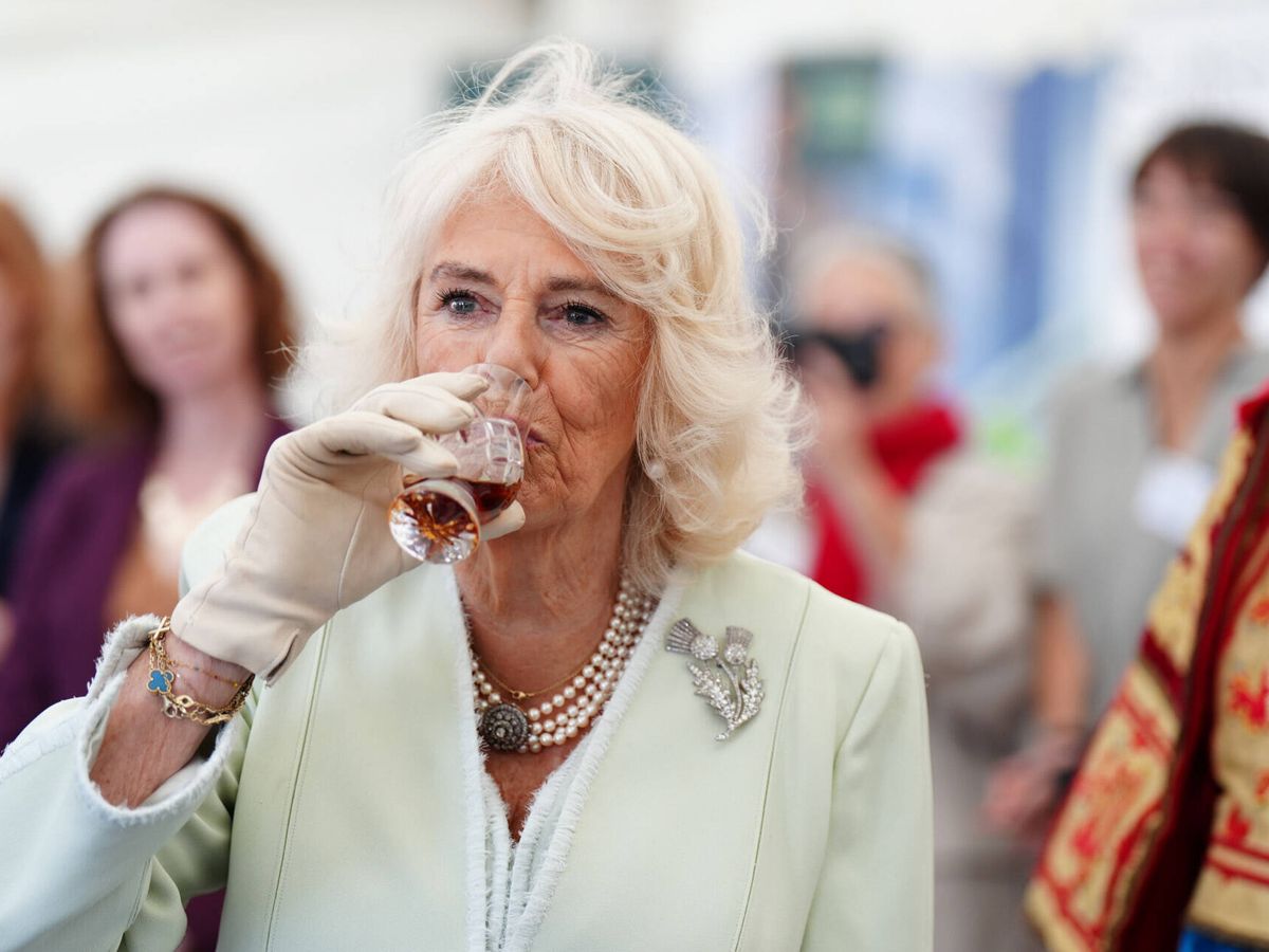 Foto: La reina Camilla no dudo en probar un Whiskey que le ofrecieron (Gtres)