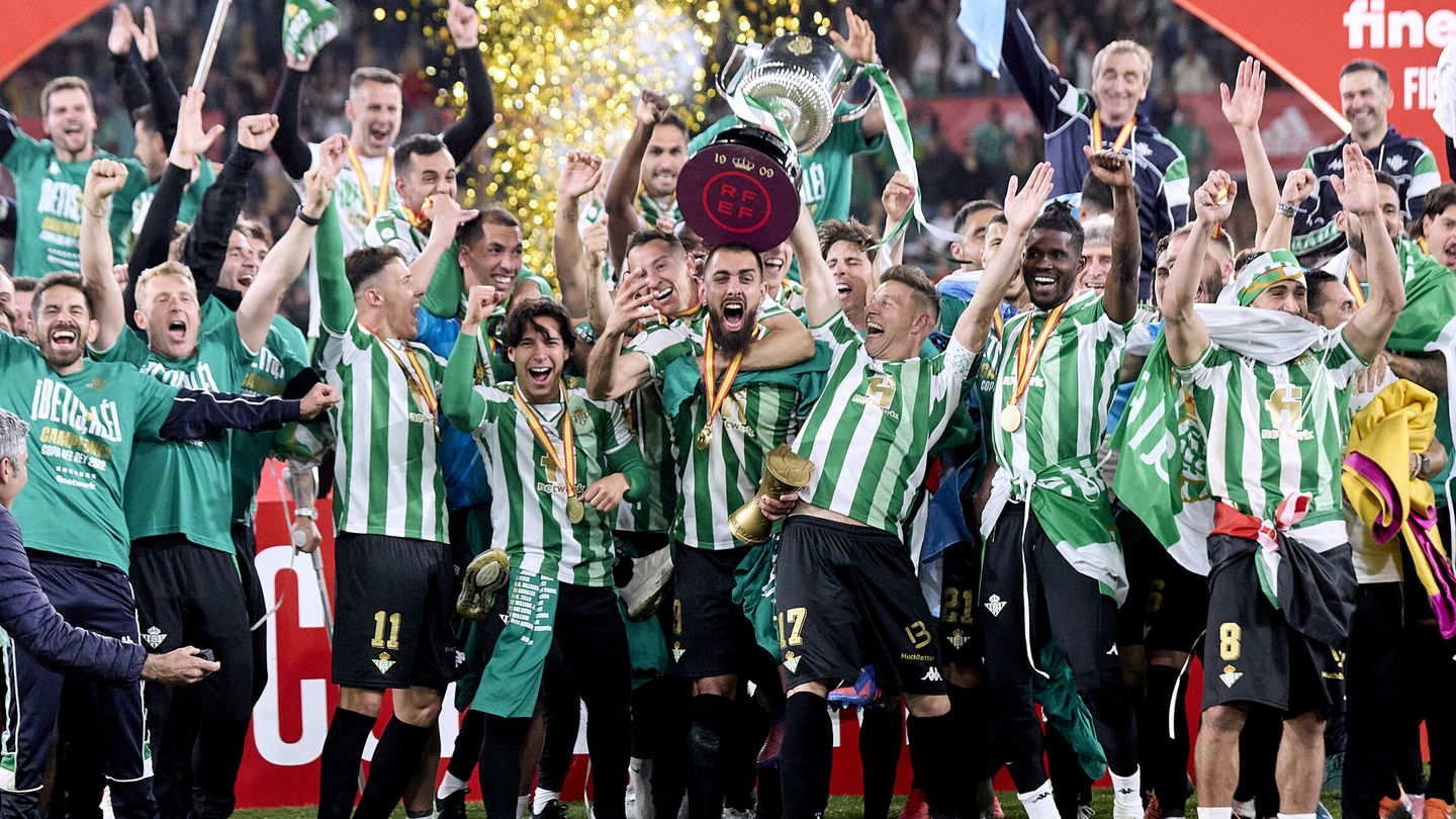 Los jugadores del Betis posan con el trofeo de Campeón de la Copa del Rey. (EFE/Pablo García)