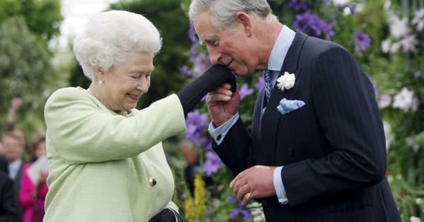 Foto: La reina Isabel y su hijo Carlos. (Reuters)