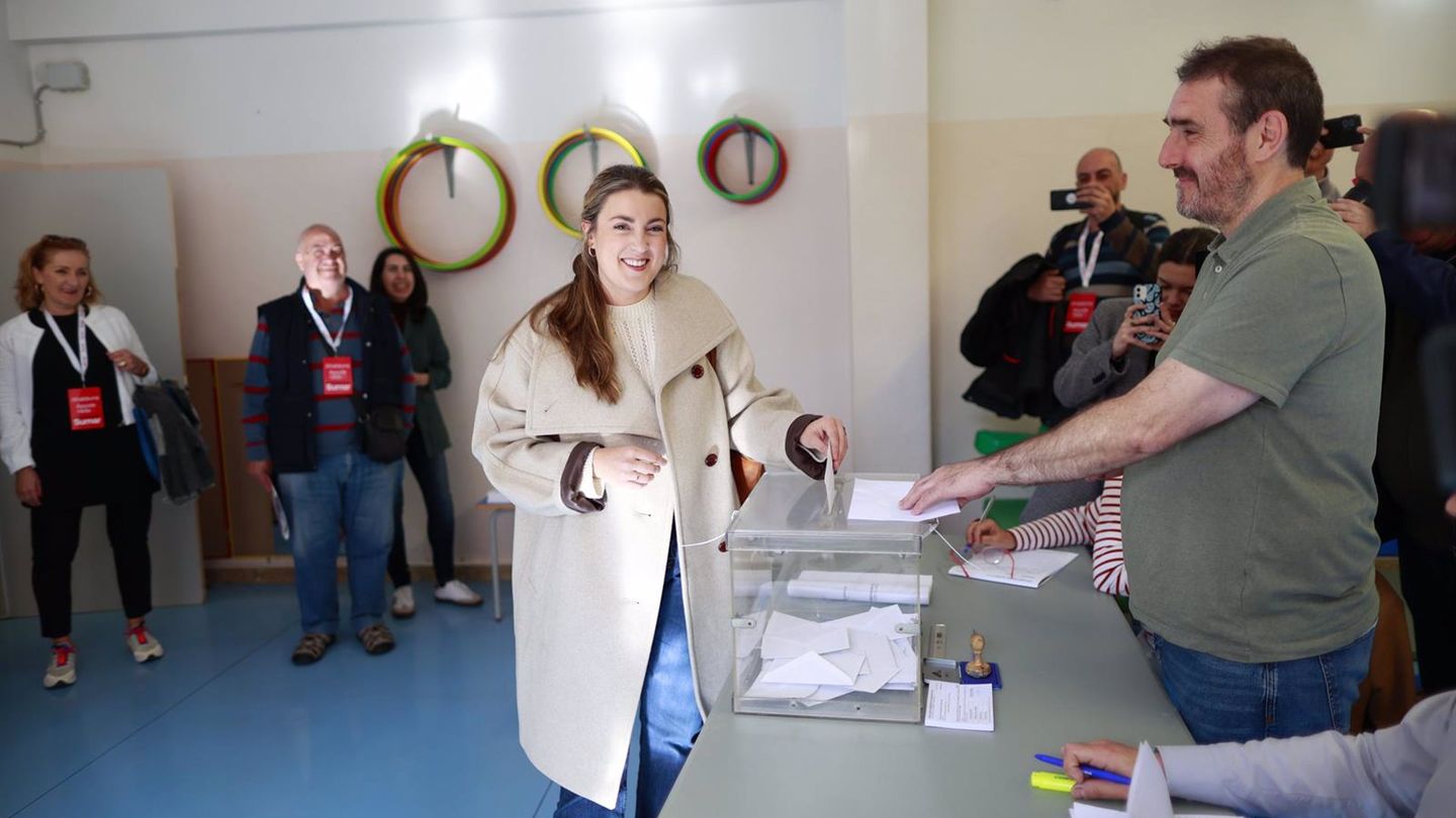 Alba García, candidata de Sumar, vota. (Sumar)