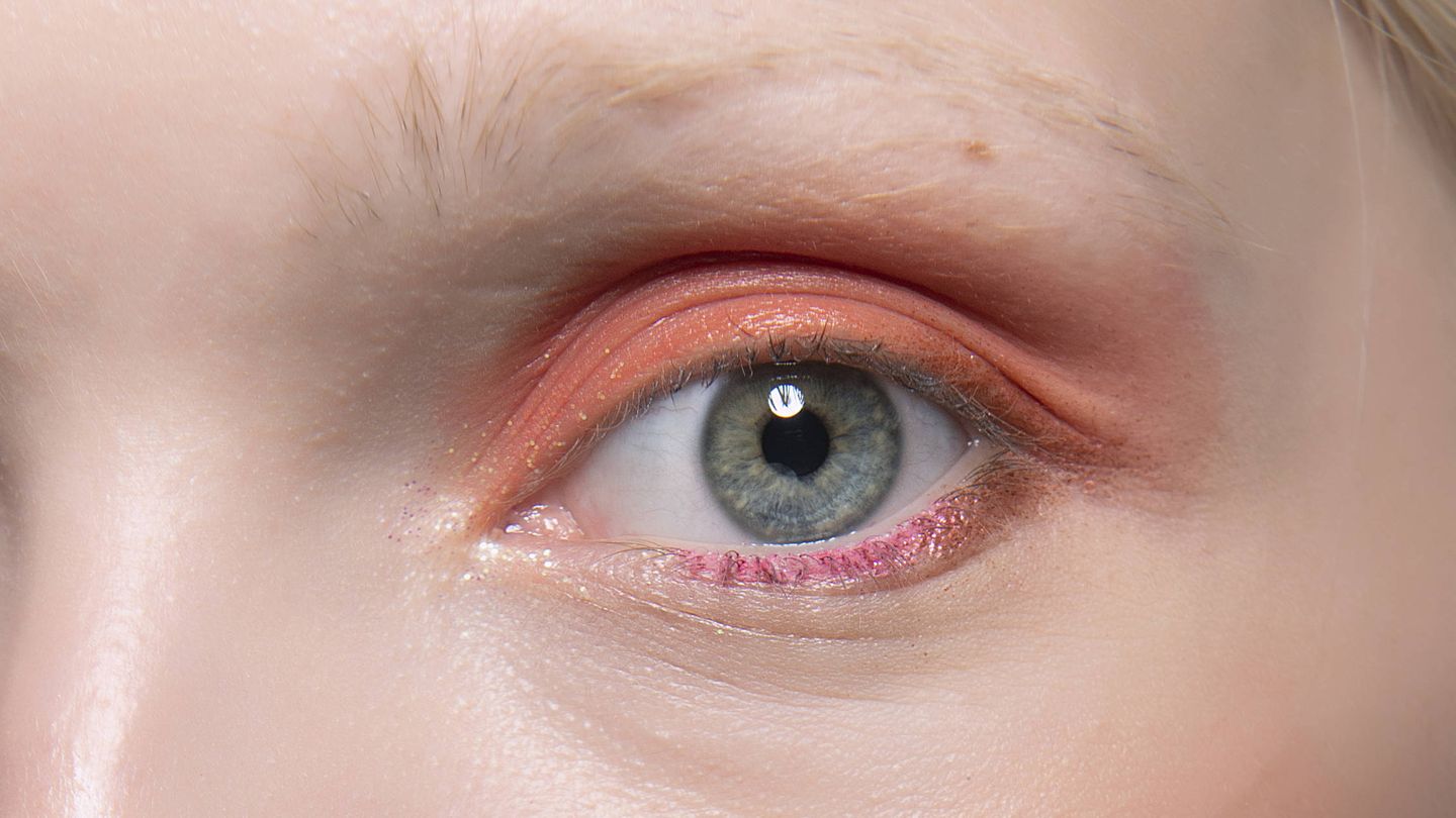 El maquillaje bicolor del defile de Vivetta es un ejemplo de que los colores de la misma tonalidad combinan en un delineado. (Imaxtree)
