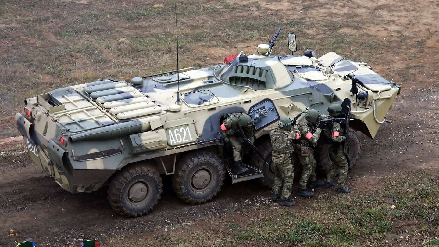 BTR-80. No hace falta añadir nada sobre la dificultad para salir del vehículo. (Vitaly Kuzmin)