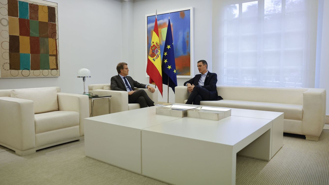 Foto: El presidente del Gobierno, Pedro Sánchez (d), se reúne con el líder del PP, Alberto Núñez Feijóo (i). (EFE/Sergio Pérez)