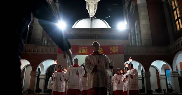 Foto: Católicos chinos durante una misa de Navidad en Shanghái. (Reuters)