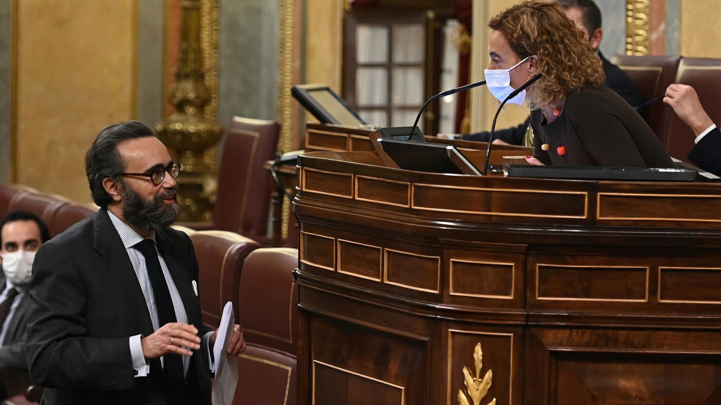 La presidenta de la cámara, Meritxell Batet, conversa con el diputado de Vox José María Sánchez (i). (EFE)