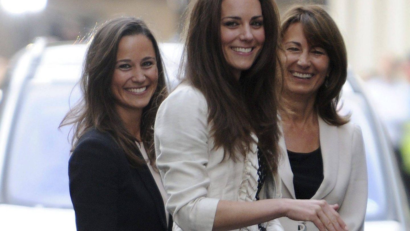Kate, con su madre y su hermana Pippa en 2011. (EFE)