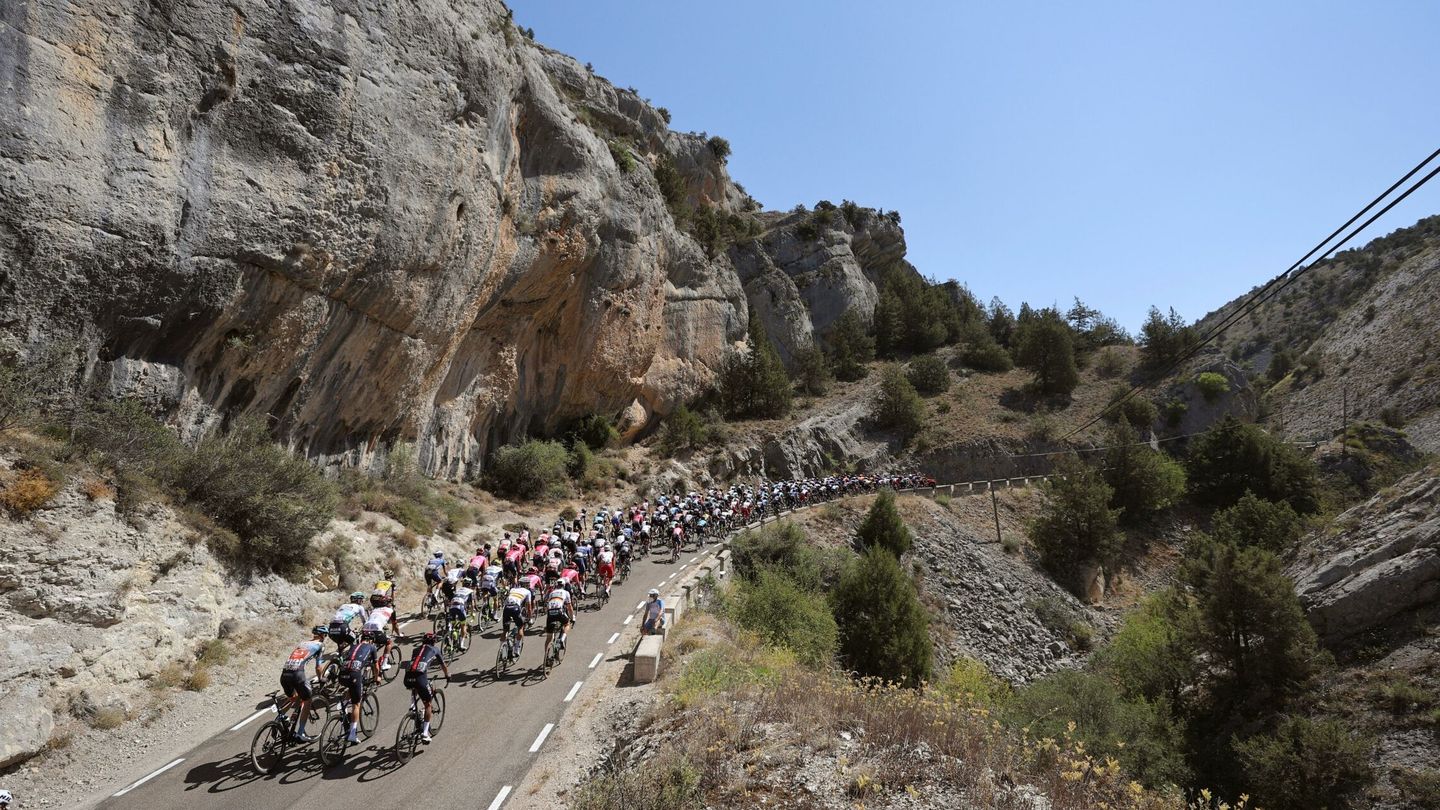 Los corredores durante la tercera etapa de La Vuelta. (EFE)